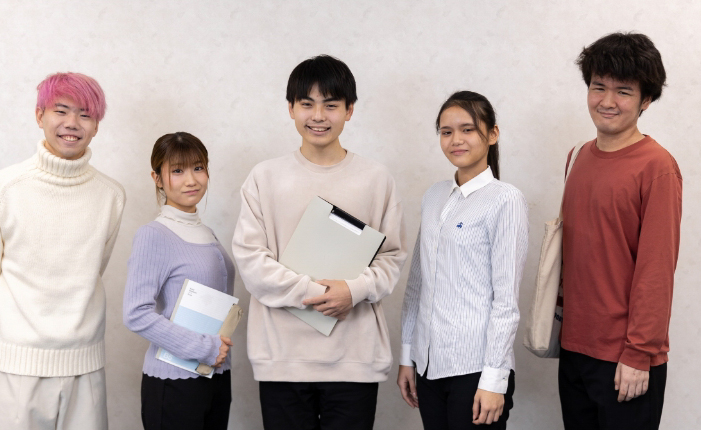 他校の学生・様々な社会人とのグループワークができる